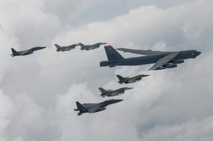 13일 한국 공군의 F-15K와 미 공군의 F-16, 미 B-52H 전략폭격기가 한반도 상공에서 한미 연합공중훈련을 실시하고 있다. 이번 훈련을 통해 한미는 상호 적시적으로 조율된 미국의 확장억제 전력을 신속히 한반도에 전개하여 연합작전 수행능력을 향상시켰다. 합동참모본부 제공