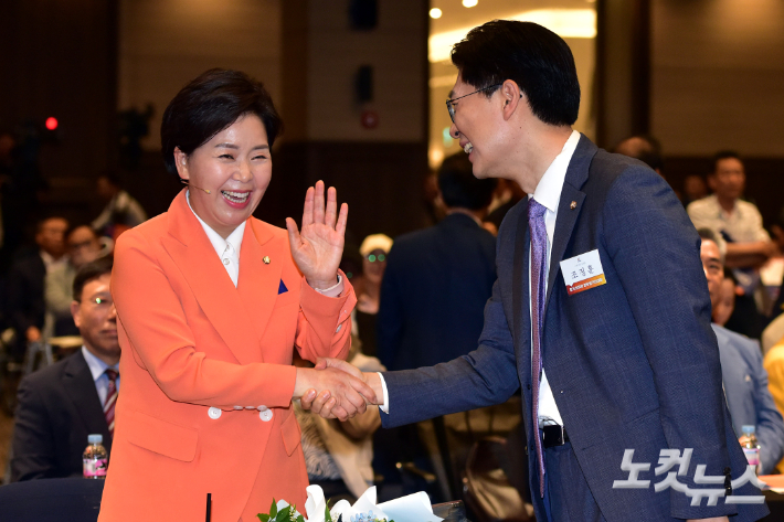 양향자 한국의희망 창당준비위원장(왼쪽)이 26일 서울 여의도 중소기업중앙회에서 열린 한국의희망 창당발기인대회에서 조정훈 시대전환 의원과 인사를 하고 있다. 윤창원 기자