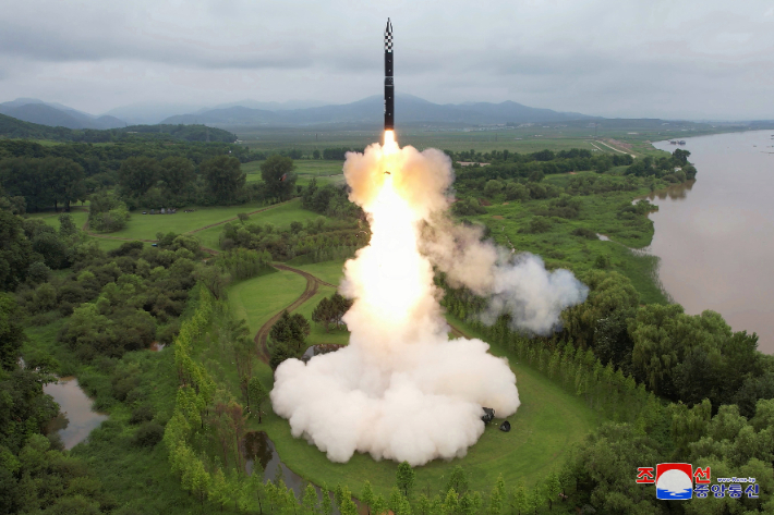 북한은 12일 신형 고체연료 대륙간탄도미사일(ICBM) 화성-18형의 시험발사를 감행했다고 13일 조선중앙통신이 보도했다. 연합뉴스