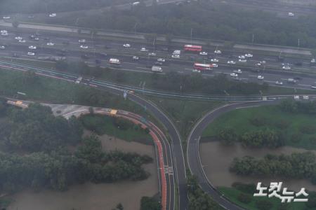 양방향 교통 통제된 여의상류IC