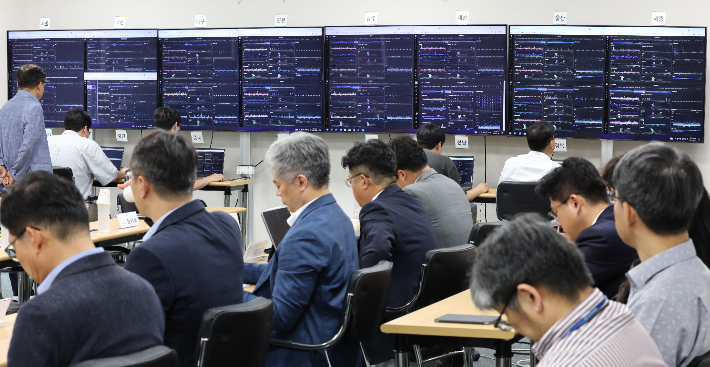 12일 오전 세종시에 있는 4세대 교육행정정보시스템(나이스) 개통상황실에서 관계자들이 전국 17개 시도교육청 운영 상황 등을 실시간으로 점검하고 있다. 연합뉴스