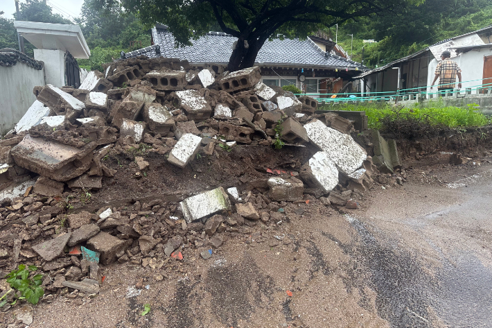 전국에 많은 비가 내린 14일 오전 전남 영광군 영광읍 한 주택 담장이 파손돼 벽돌 등 치우지 못한 잔해가 쌓여 있다. 연합뉴스