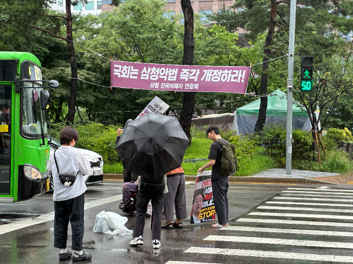 14일 버스전용도로에서 기습 시위를 벌이는 박경석 상임공동대표. 경찰청 제공