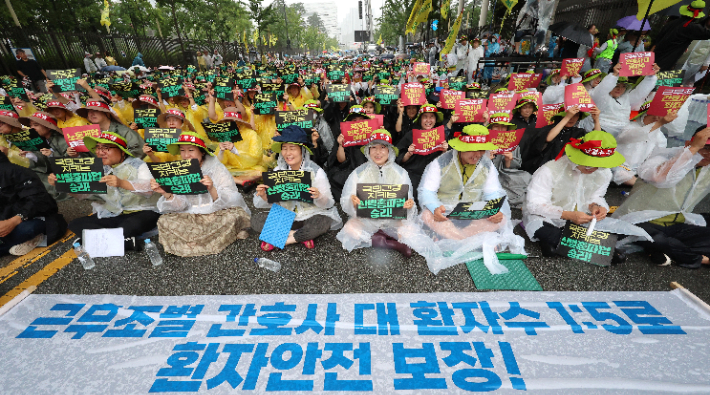 민주노총 전국보건의료산업노동조합(보건의료노조)원들이 총파업 이틀째인 14일 오후 세종시 정부세종청사 보건복지부 앞에서 인력·공공의료 확충, 간호간병통합서비스 전면 해결 등을 촉구하고 있다. 연합뉴스