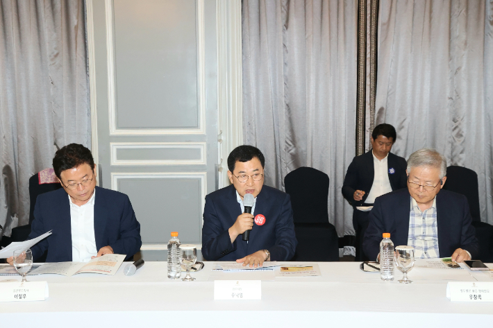 주낙영 시장이 APEC 유치 중간 점검 회의에서 그동안의 유치 활동을 소개하고 있다. 경주시 제공