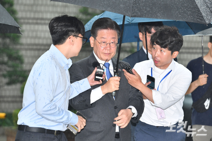 지난 대선 과정에서 허위 발언을 한 혐의로 재판에 넘겨진 이재명 더불어민주당 대표가 14일 오전 서울 서초구 서울중앙지방법원에서 열린 공직선거법 위반 1심 속행공판에 출석하고 있다. 류영주 기자