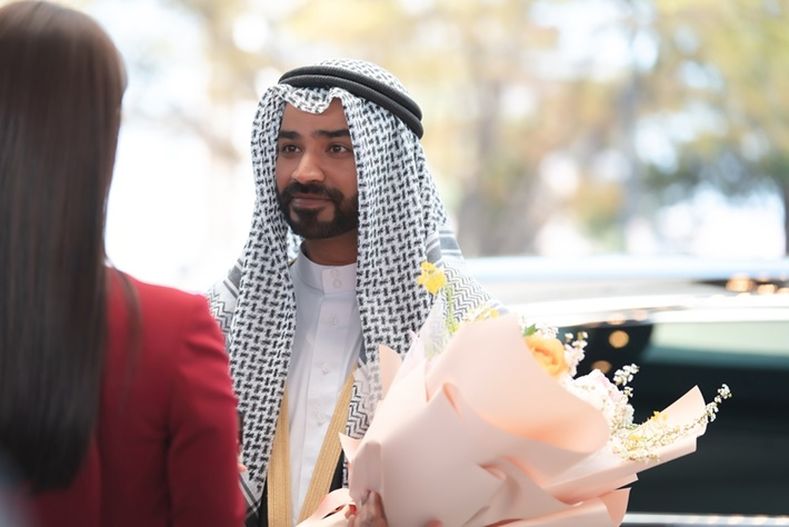 JTBC 토일드라마 '킹더랜드' 7회에는 '세계 13위 부자 아랍 왕자'로 묘사된 사미르라는 인물이 나왔다. 앤피오엔터테인먼트, 바이포엠스튜디오, SLL 제공