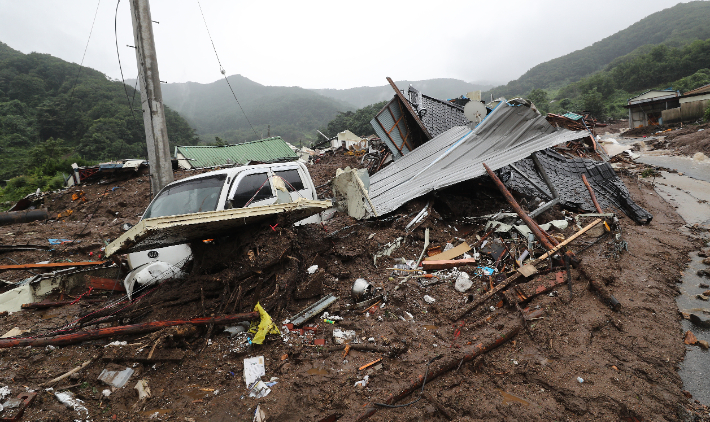 15일 오후 경북 예천군 효자면 백석리의 한 마을이 집중호우로 인한 산사태로 초토화된 모습을 보이고 있다. 연합뉴스