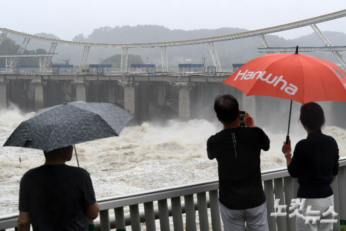 14일 경기 하남시 팔당댐이 수문을 열고 물을 방류하고 있다. 6월 말부터 계속된 비에 팔당댐은 2주 넘게 방류를 이어가고 있다. 하남=박종민 기자