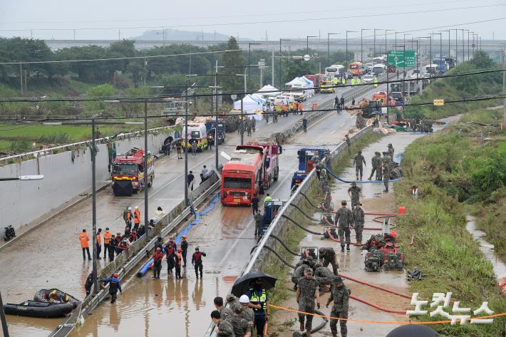 궁평2지하차도에서 인양되는 버스