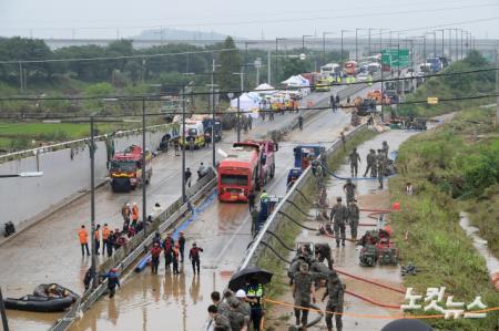 궁평2지하차도에서 인양되는 버스
