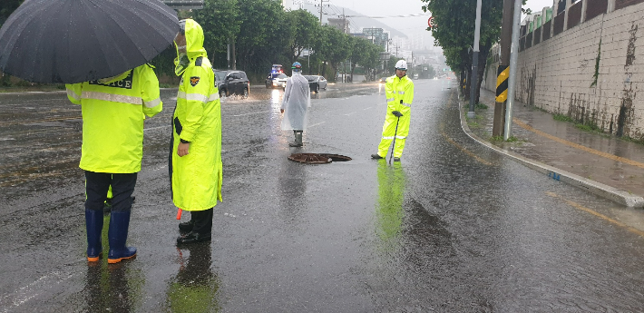 부산 사하구 장림동의 한 도로가 침수돼 소방당국이 안전 조치를 실시했다. 부산소방재난본부 제공 