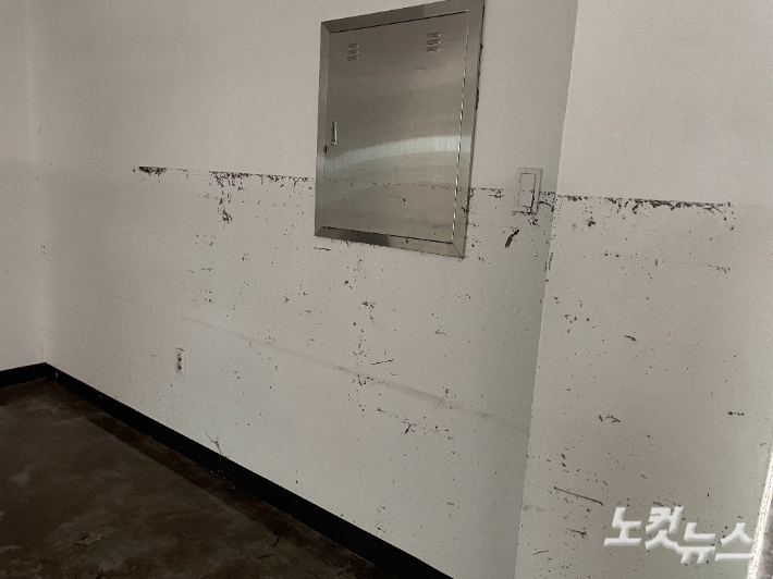 건물 내부에도 1m까지 물이 차오른 흔적이 그대로 남아있었다. 김미성 기자
