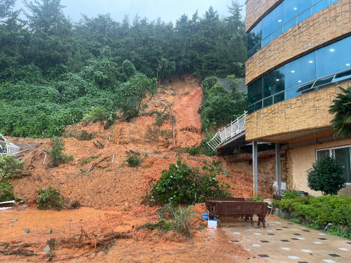여수 요양원 뒷산에서 토사가 흘러내려 유입된 상황. 여수시 제공 