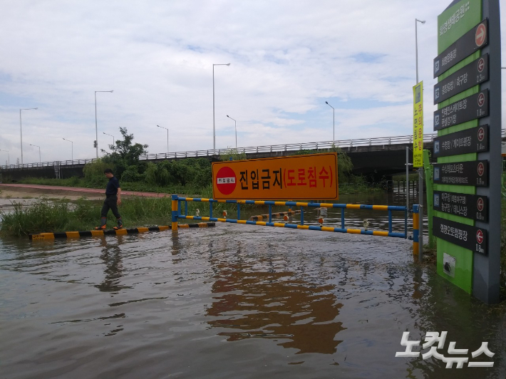 낙동강 범람 통제. 박중석 기자