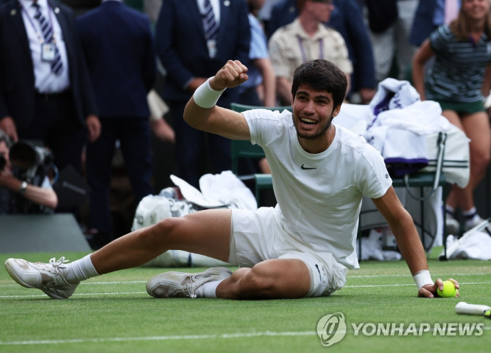 알카라스가 17일(한국 시각) 영국 런던 올잉글랜드클럽 센터 코트에서 끝난 윔블던 테니스 대회(총상금 4470만 파운드·약 743억 원) 남자 단식 결승에서 조코비치를 누르고 우승한 뒤 코트에 앉아 기뻐하고 있다. EPA=연합뉴스