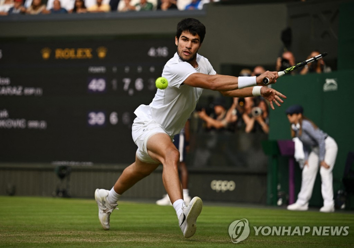 알카라스가 17일(한국 시각) 영국 런던 올잉글랜드클럽 센터 코트에서 끝난 윔블던 테니스 대회(총상금 4470만 파운드·약 743억 원) 남자 단식 결승에서 조코비치의 샷을 받아내고 있다. 로이터=연합뉴스