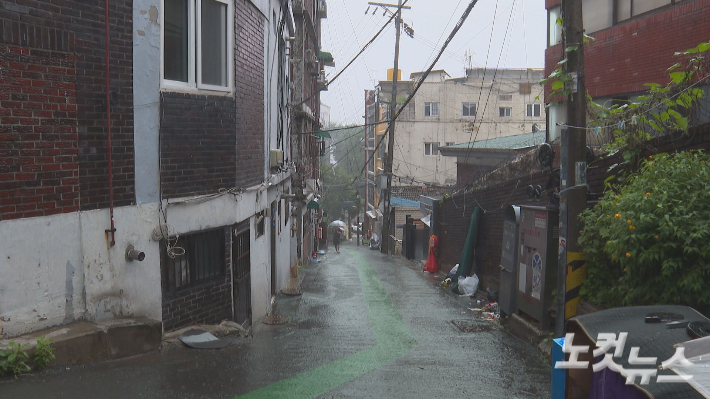 비가 내리는 서울 동자동 쪽방촌 골목.