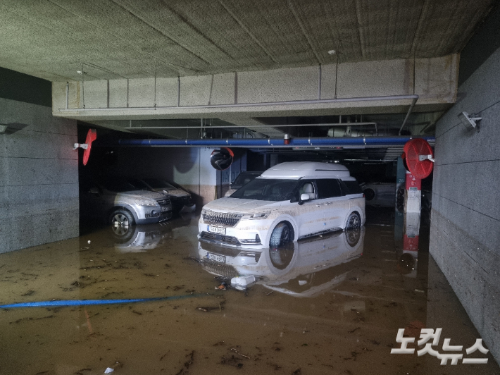 지난해 9월 침수된 포항 오천읍 구정리 서희스타힐스 지하 주차장. 백담 기자