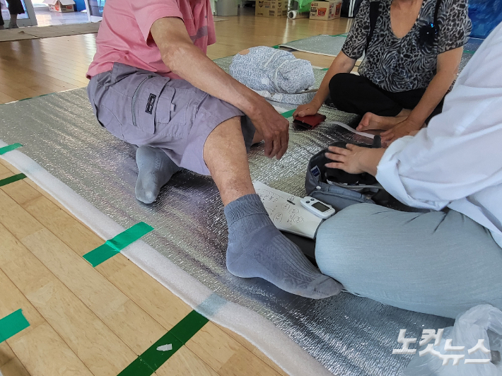 17일 오전 익산시 용안면 용안초등학교에서 마을 주민이 혈압을 확인하고 있다. 김대한 기자