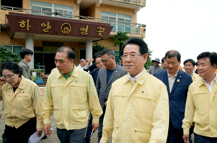 김영록 전라남도지사가 17일 호우피해로 토사가 유입된 여수 돌산읍 한 요양원을 방문해 피해 현장을 둘러보며 현황을 점검하고, 관계자들에게 신속한 피해복구를 당부하고 있다. 전라남도 제공