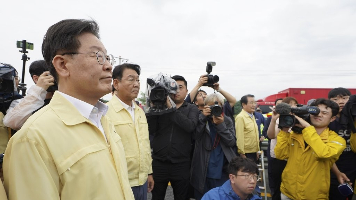 더불어민주당 이재명 대표가 16일 폭우 침수로 인명 피해가 발생한 충북 청주시 궁평 제2지하차도 구조현장을 방문하고 있다. 연합뉴스 