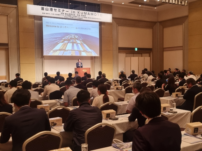 부산항만공사는 12일, 일본 구마모토현 닛코호텔에서 현지 화주와 물류기업 관계자를 대상으로 '부산항 세일즈'를 위한 설명회를 열었다. 부산 CBS 김혜경 기자 