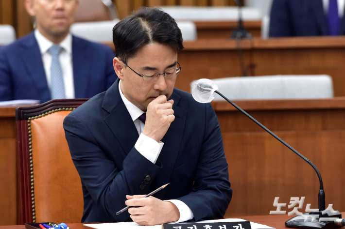 권영준 대법관 후보자가 11일 서울 여의도 국회에서 열린 인사청문회에서 생각에 잠겨있다. 윤창원 기자