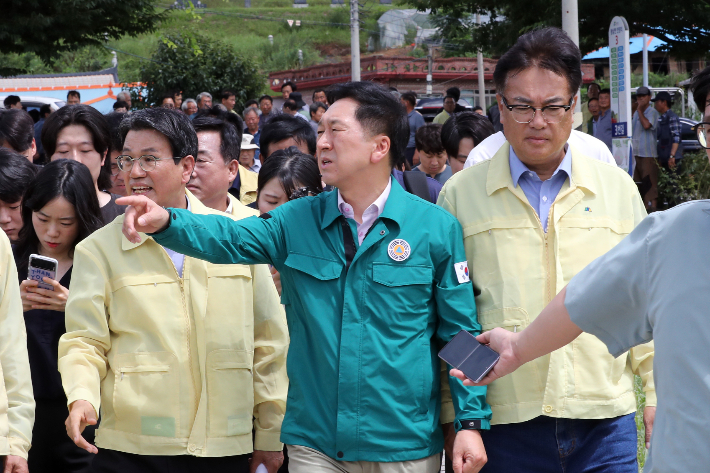 국민의힘 김기현 대표를 비롯한 당 관계자들이 17일 오전 수해를 입은 충남 청양군 청남면 일대를 찾아 피해 현장을 둘러보고 있다. 연합뉴스 