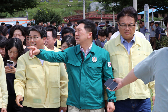국민의힘 김기현 대표를 비롯한 당 관계자들이 17일 오전 수해를 입은 충남 청양군 청남면 일대를 찾아 피해 현장을 둘러보고 있다. 연합뉴스 