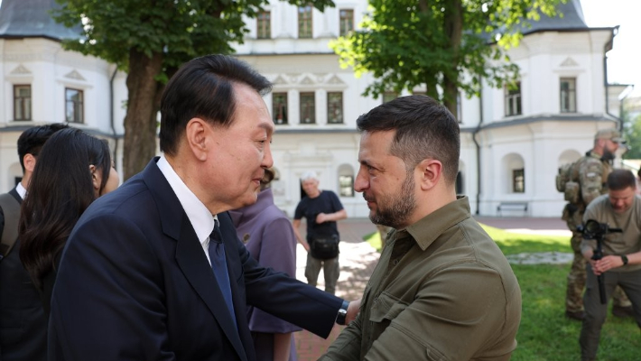 우크라이나를 전격 방문한 윤석열 대통령이 15일(현지시간) 우크라이나 수도 키이우의 성소피아 성당에서 볼로디미르 젤렌스키 우크라이나 대통령과 대화하고 있다. 연합뉴스 