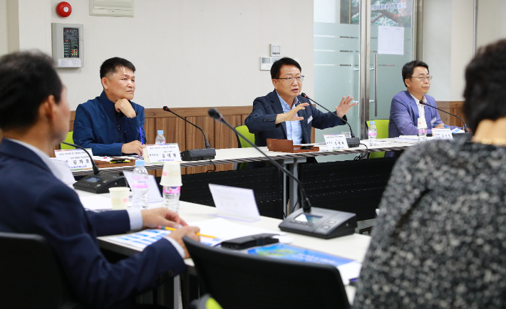 손병복 울진군수가 농업 대전환 프로젝트를 위한 주요 내용을 설명하고 있다. 울진군 제공