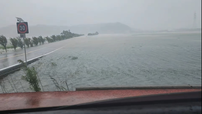 지난 주 기록적인 폭우가 내린 전북 군산시 한 도로. 논이 침수돼 강 처럼 보인다. (사진 = 군산 창조교회 제공)