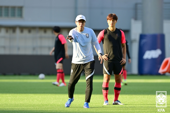 황선홍 감독(왼쪽)과 이상민 자료사진. 대한축구협회