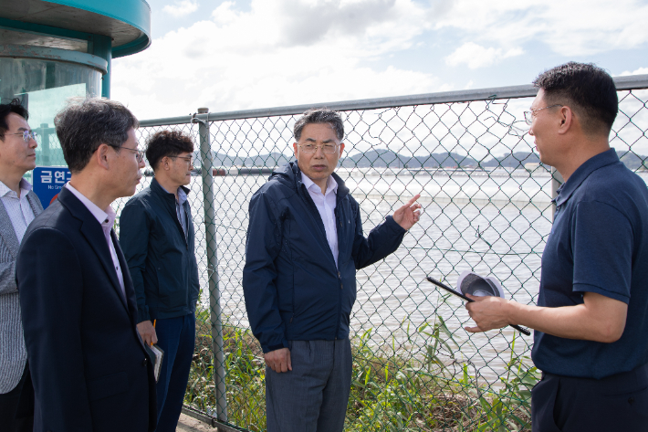 LX공사 김정렬 사장이 지난 17일 익산 망산면·용안면 일대를 찾아 드론을 활용해 폭우 피해를 입은 농겨지 등을 촬영해 신속한 주민 보상을 위한 근거자료를 제공하도록 지시했다. LX공사 제공