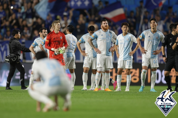 최근 리그 최하위 수원 삼성에 패한 선두 울산 현대. 한국프로축구연맹