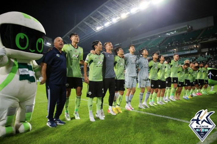 6월부터 무서운 상승세 활약을 펼치고 있는 전북 현대. 한국프로축구연맹