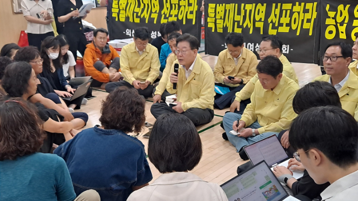 18일 이재명 더불어민주당 대표가 전북 익산시 망성면 성북초등학교 체육관에서 수재민과 간담회를 갖고 있다. 김용완 기자