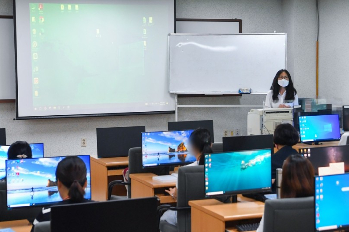 지난 10일 오전 북한 이탈주민들의 사회정착을 지원하는 통일부 소속기관인 경기도 안성시 삼죽면 하나원이 개원 24주년을 맞이한 가운데 하나원 교육관 컴퓨터실에서 북한 이탈주민들이 IT 교육을 받고 있다. 연합뉴스