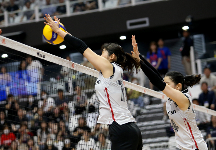 2023 국제배구연맹(FIVB) 발리볼네이션스리그(VNL)에 출전한 정지윤(왼쪽)과 이다현(오른쪽). 연합뉴스