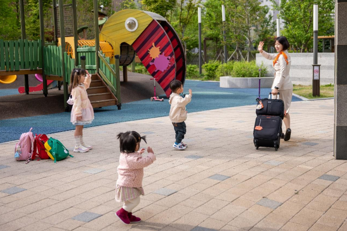 사진 부문 대상을 수상한 작품. 아내의 출근길을 세 아이가 배웅하고 있다. 장호림 씨 제공