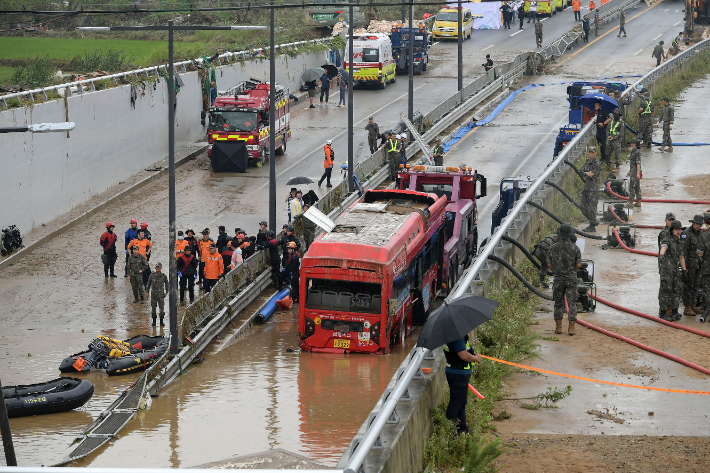 16일 미호천 제방 유실로 침수된 충북 청주시 오송읍 궁평2지하차도에서 군 장병들의 배수 작업과 동시에 119 구조대원들이 버스 인양 뒤 실종자 수색을 이어가고 있다. 오송=박종민 기자
