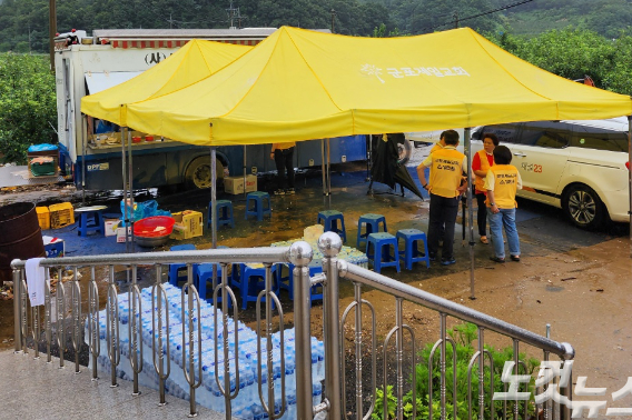 경북 예천군 감천면에서 밥차 무료 급식 봉사에 나선 한국교회봉사단. 군포제일교회(담임목사 권태진) 밥차와 세탁차량 등이 동원됐다. 