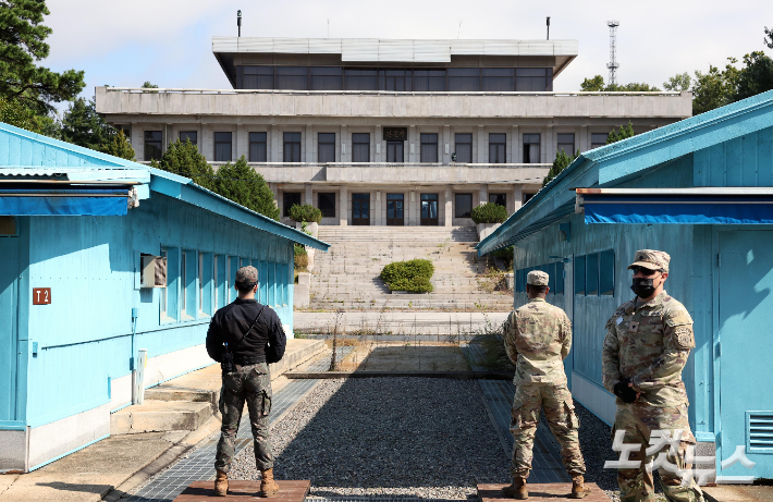 경기도 파주시 판문점에서 주한미군과 한국군이 근무를 서고 있다