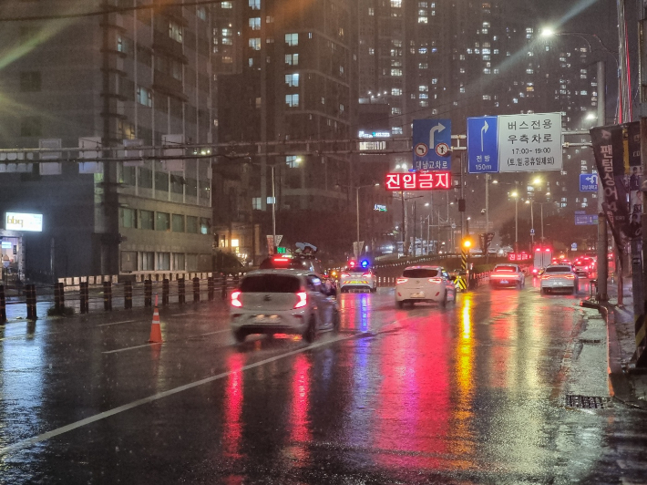 18일 부산에 많은 비가 내려 대남교차로가 통제됐다. 송호재 기자