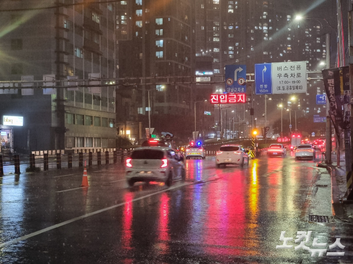 18일 부산에 많은 비가 내려 대남교차로가 통제됐다. 송호재 기자