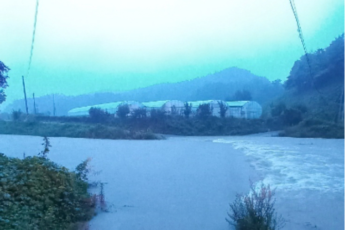 18일 오후 7시쯤 울산시 울주군 남창천을 건너던 60대 남성이 급류에 휩쓸려 실종되는 사고가 발생했다. 울산소방본부 제공