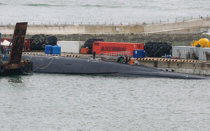 19일 오전 부산작전기지에 미국 해군의 오하이오급 핵추진 탄도유도탄 잠수함(SSBN) 켄터키함(SSBN-737)이 입항해 있다. 연합뉴스