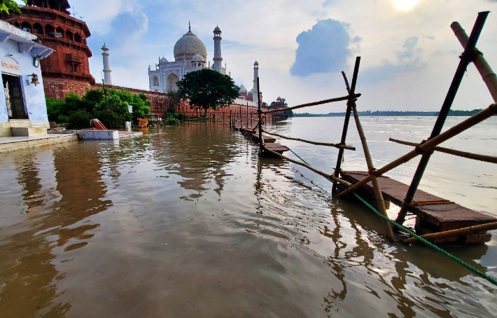 18일 인도 아그라시의 야무나강이 범람해 인근 건물이 물에 잠긴 모습. 멀리 타지마할 바로 밑부분까지 강이 올라와 있다. 연합뉴스