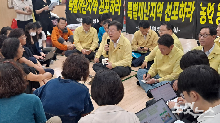 지난 18일 이재명 더불어민주당 대표가 전북 익산시 망성면 성북초등학교 체육관에서 수재민과 간담회를 갖고 있다. 김용완 기자